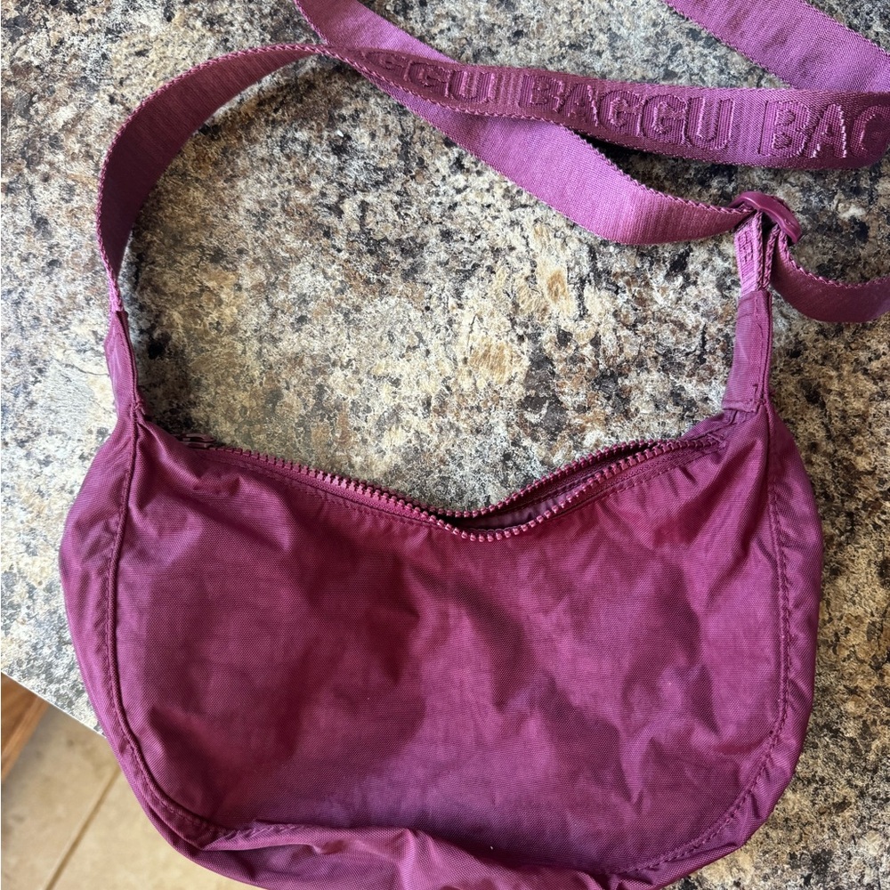 BAGGU Small Crescent in Oxblood